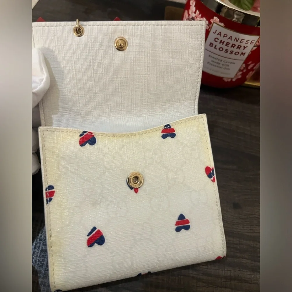 ⭐️Gucci PVC Leather Ribbon Heart Bifold Wallet - Picture 8 of 16
